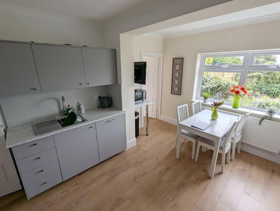 Rest Bay Beach Stay Porthcawl Exterior foto